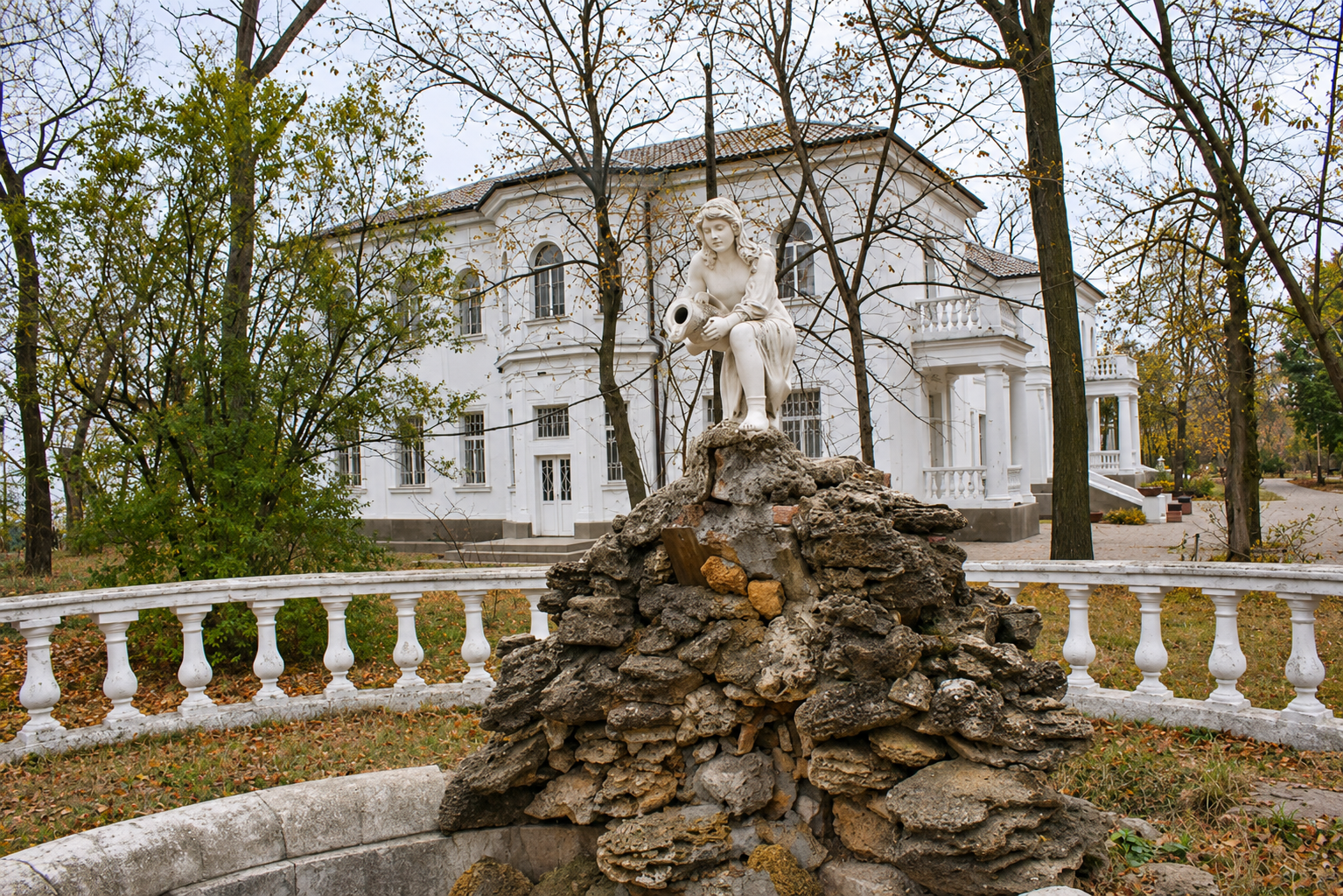 Світлий лікувальний корпус санаторію та фонтан зі скульптурою